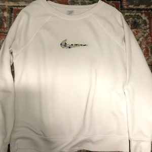 White crewneck with Nike flower embroidery